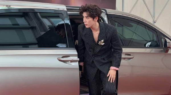 王安宇下车这一瞬的魅力