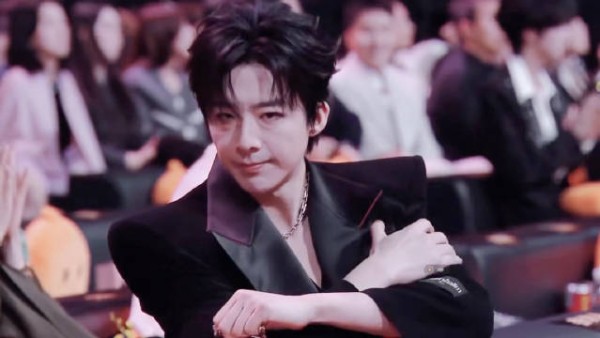 刘宇宁隔空抱抱➕小猫比心 刘宇宁