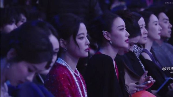 台下摇头的倪妮@倪妮V 微博之夜内场