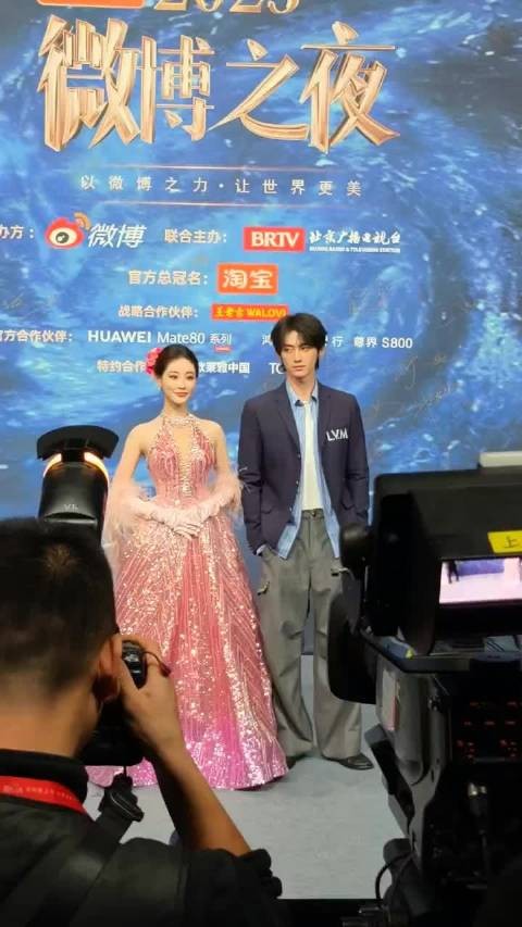 祝绪丹红毯造型好大气啊，粉色的亮片裙太美了