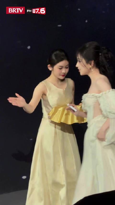 代露娃鹤男赵晴亮相微博之夜红毯，鹤男踩到代露娃裙子引慌张