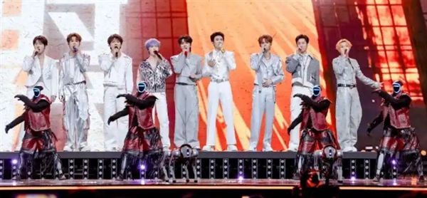 宇树机器人台上热舞 台下舞王四脸看懵 黄渤白敬亭被赶上架赛博斗舞