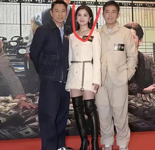 和巨星一起她居然能站在c位，她是谁呀？旁边可是刘德华和梁朝伟