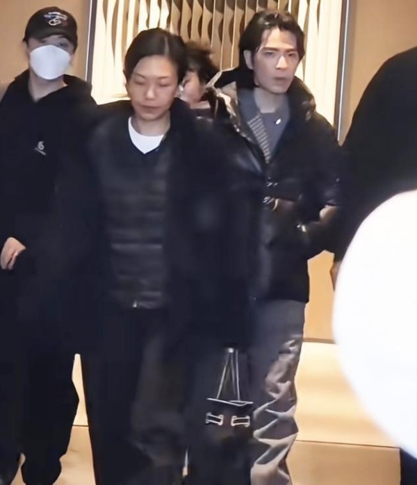 萧敬腾夫妇被偶遇，52岁林有慧一身黑衣走前面，素颜气场十足