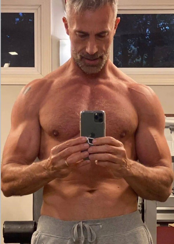 61 岁阿根廷演员,身材很好!