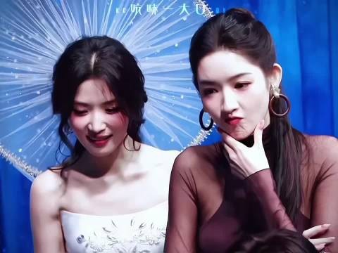 卢昱晓“光环”“砸”到王玉雯,软萌的说对不起 微博之夜名场面卢昱晓王玉雯