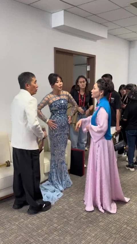 刘嘉玲介绍老公梁朝伟给何赛飞认识，两人惊奇的发现曾合作过！