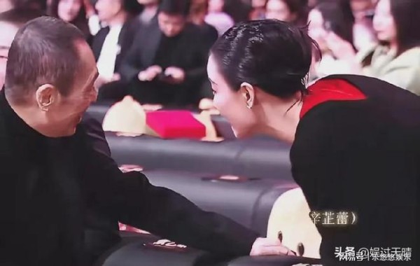 微博之夜上，倪妮把辛芷蕾介绍给张艺谋，辛芷蕾十分恭敬满脸讨好