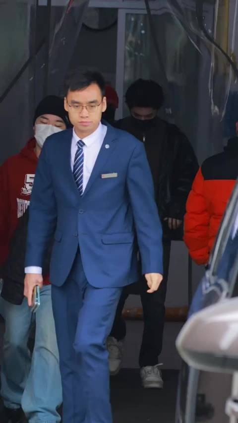 陈哲远《大侦探》录制上班路透，背头皮衣耳骨钉