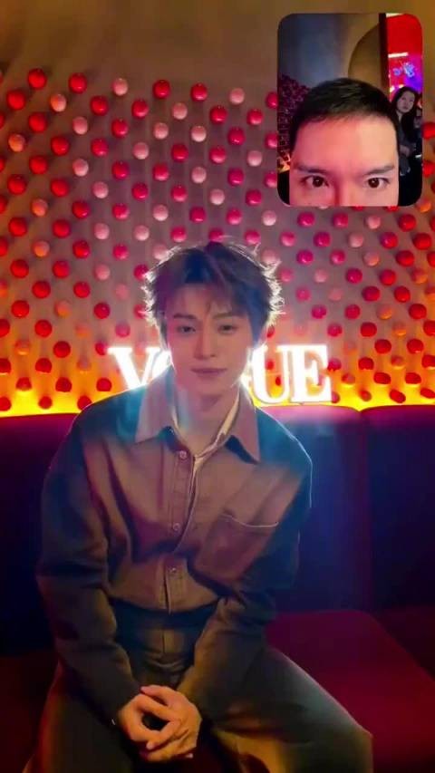 刘冲晒与梓渝VOGUE年会视频称其为新朋友