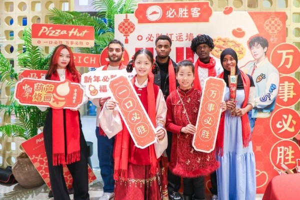 中国日报看辽宁｜一口必胜启新岁！沈阳留学生齐聚“西餐厅里的开运中国年”