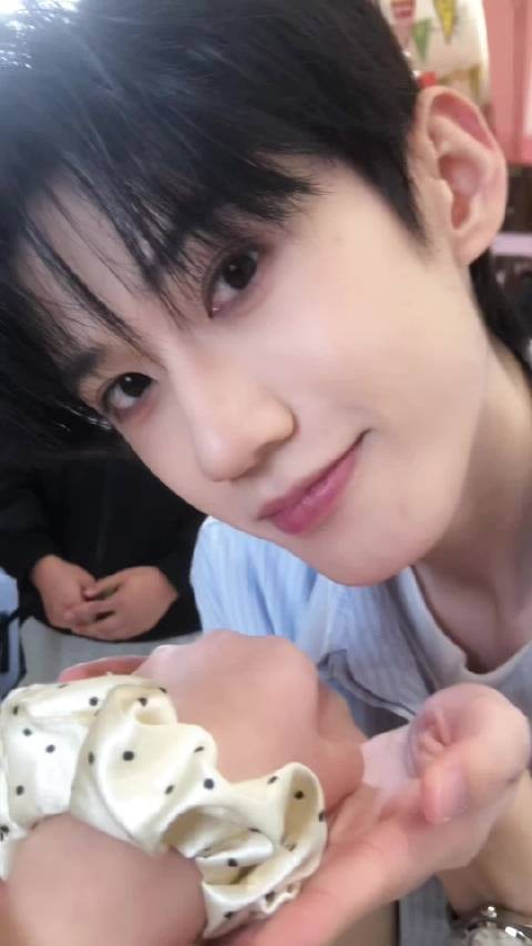 李歪歪爱贴贴小狗狗引网友喜爱