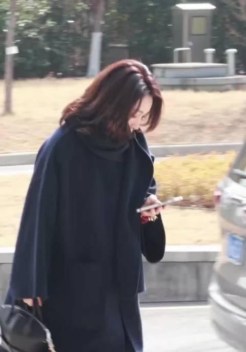 秦海璐《奋斗吧人生》路透曝光，allback造型酷飒