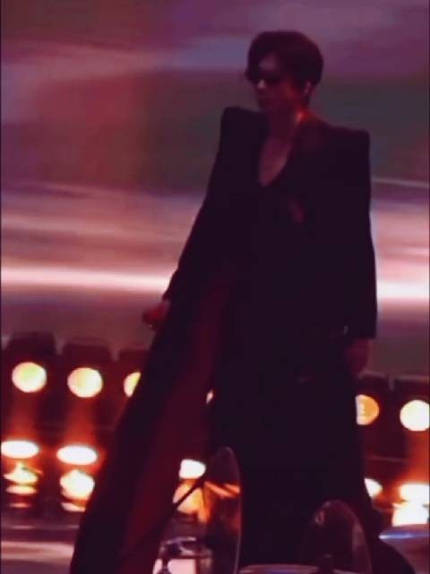 刘宇宁春晚彩排路透曝光，超模身材引关注