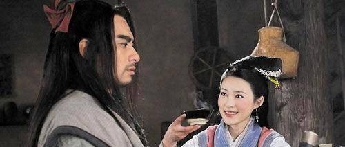 金圣叹评水浒中，为何将武松形容潘金莲貌美的这首诗删去？