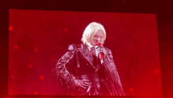 华晨宇通宵刷视频感动落泪