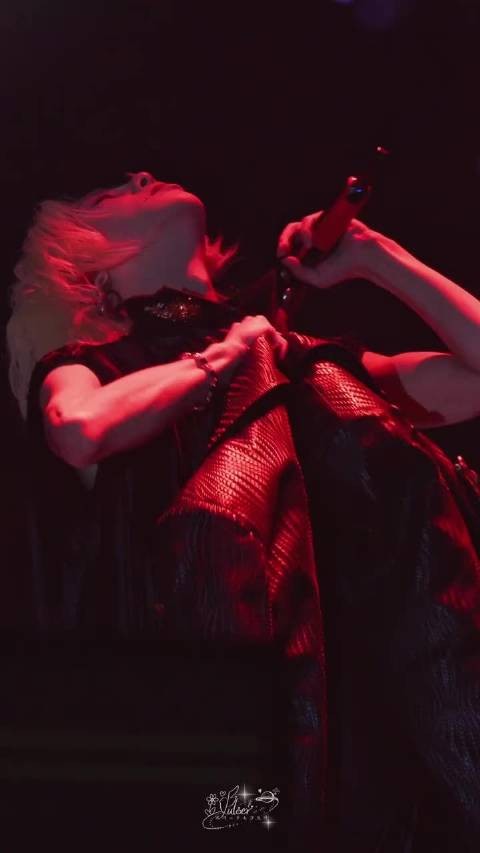 华晨宇演唱会频闪灯光下脱衣瞬间舞台张力拉满