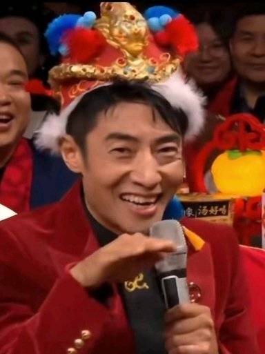 撒贝宁戴马头帽亮相，尼格买提朱广权同贺新春