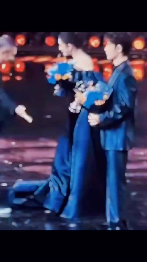 微博之夜这段视频抖人疯狂get肖战的人品！ 肖战体面人，群众的眼睛都是雪亮的