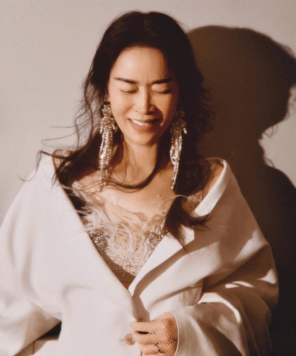 那英绽放灿烂笑容，心情愉悦。