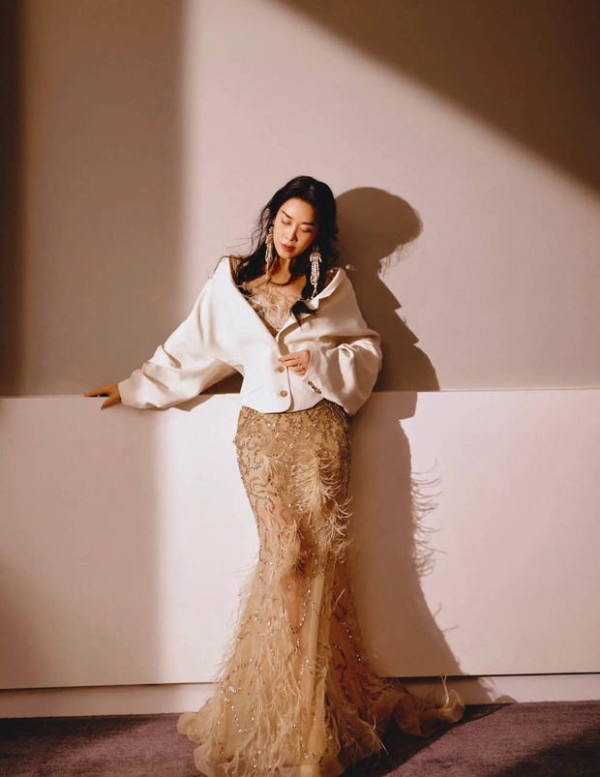 那英拍摄光影大片，氛围感拉满。