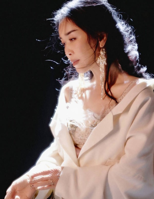 那英闪闪发光，女神范儿十足。