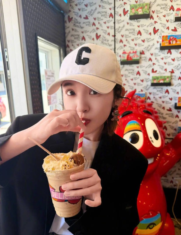 唐艺昕享用美味甜品。