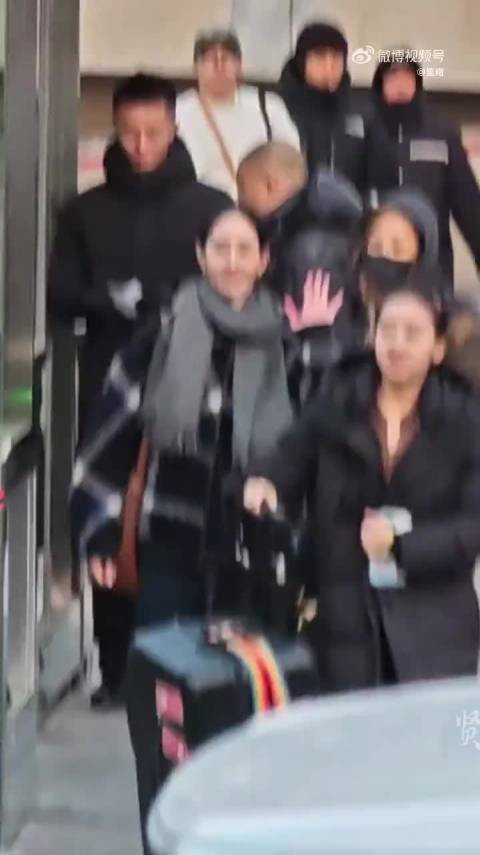 张钧甯暖心照顾粉丝助理，年上魅力展温柔周到