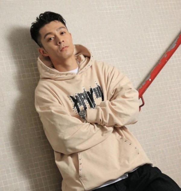 41岁港星每月养家花费六位数，一人负担八人开销，生病也不敢减产