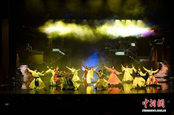 舞台剧《江南·十二场欢聚》首演：当名士气节遇见女性力量