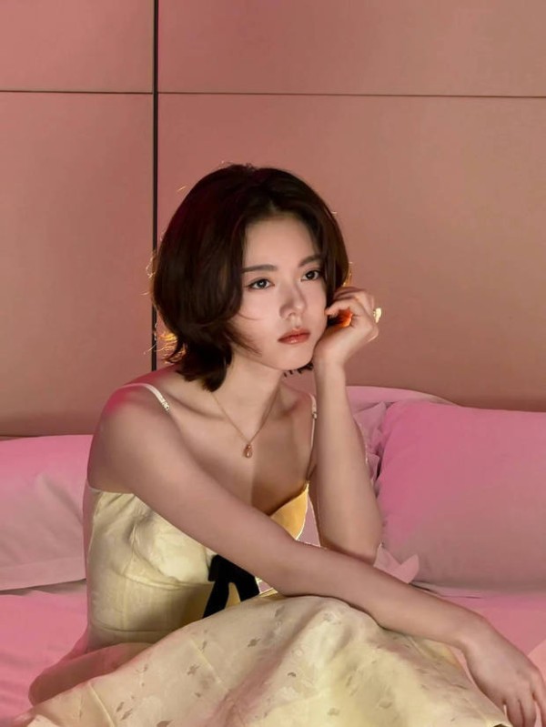 赵今麦穿金色吊带。