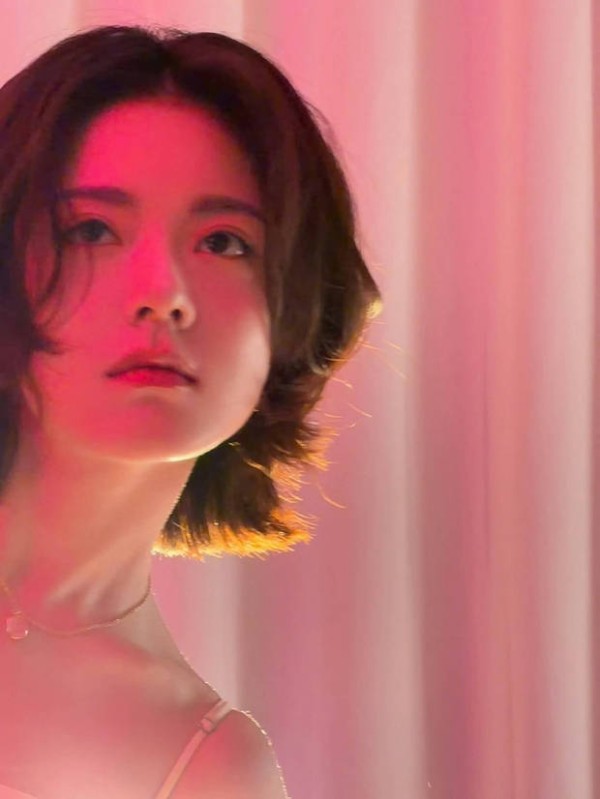 赵今麦单手托腮五官精致。