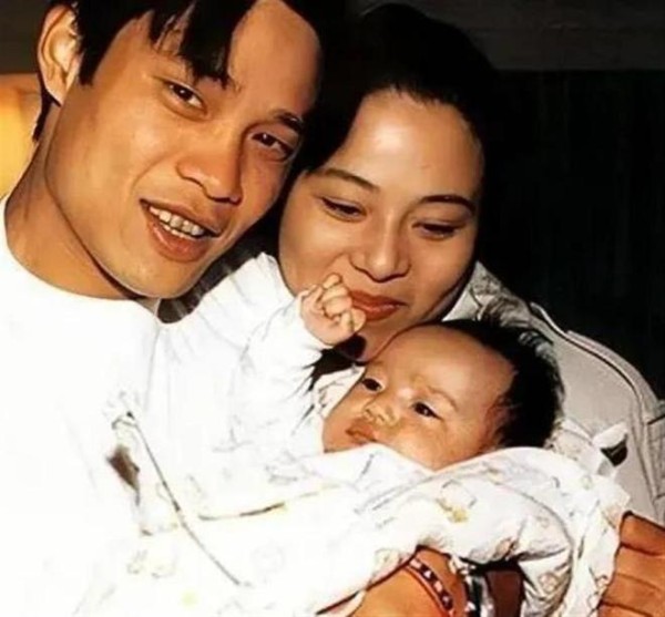 56岁范志毅与小17岁妻子像同龄人，带9岁女儿逛街穿着普通接地气