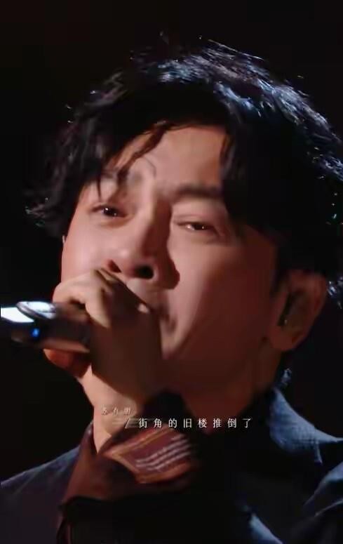 52岁苏有朋冲上热搜！和小20岁明星激情唱跳，皮肤紧致看不出年龄