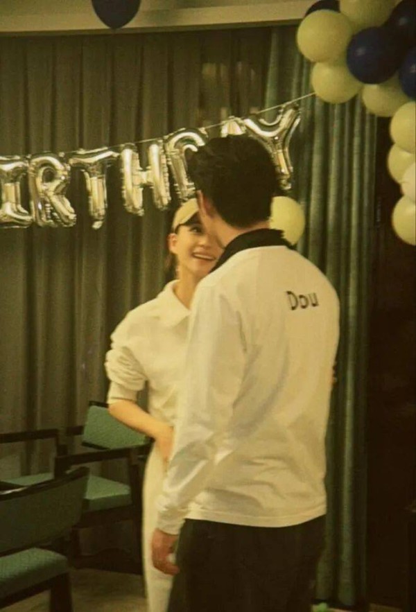 又和好了？这俩人没离婚啊...