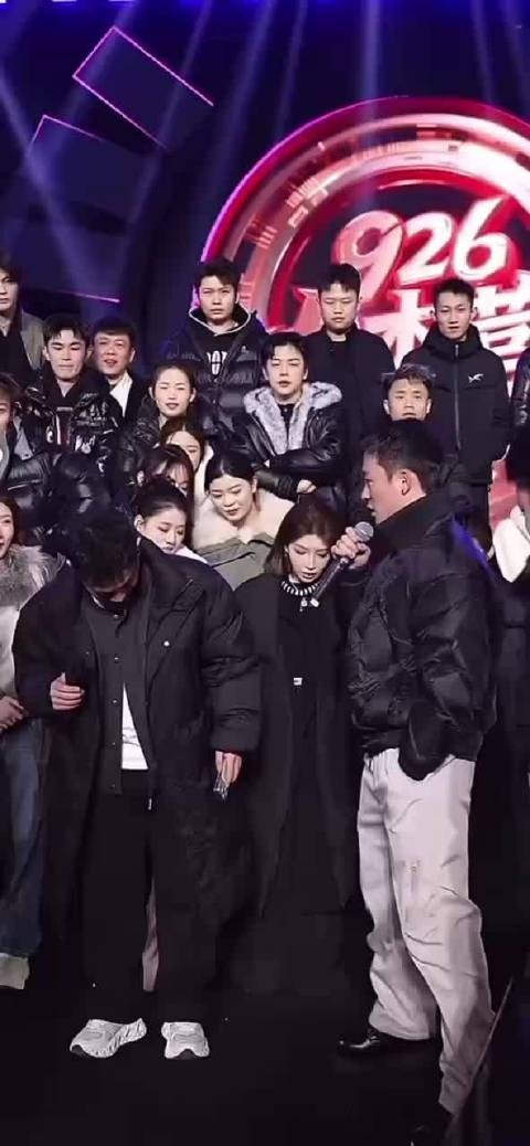 半阳给吴迪买 22厘米增高鞋，还说华晨宇都这么穿，吴迪穿上说上面空气真好