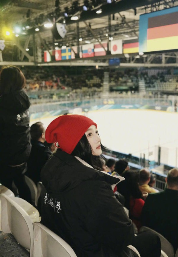 关晓彤米兰冬奥会观赛 戴红色帽子自拍比耶俏皮可爱