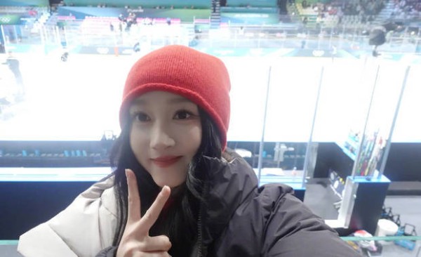 关晓彤俏皮可爱。