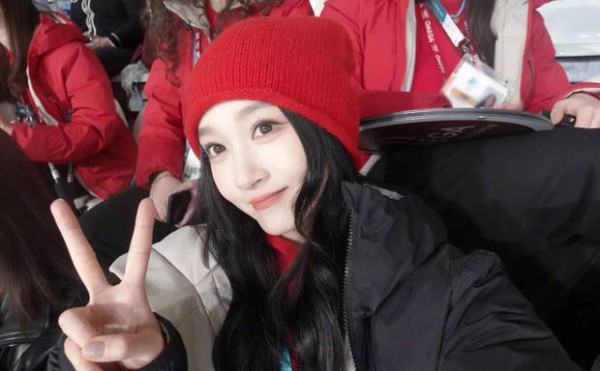 关晓彤大眼超萌。