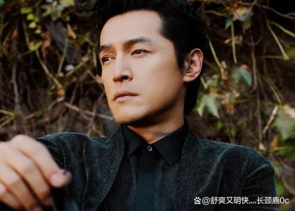 40岁胡歌自曝人生如倒带：镜头中的他暗藏秘密