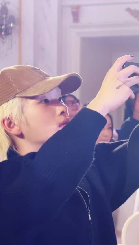 周震南在哇唧唧哇年会上为龙丹妮跳舞