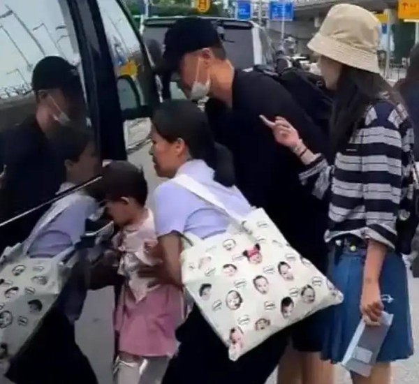 任重接父母重庆过年，曾自曝老丈人强势宠女，一个人街边吃豌杂面