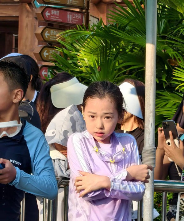 小酒窝似出水芙蓉，好漂亮。