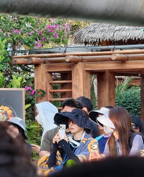 董璇与家人外出度假，开心享受生活。