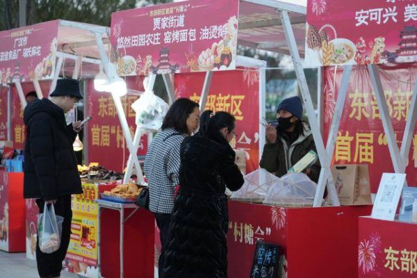 成都东部新区首届“村糖会”开市 灯会里赶大集年味拉满