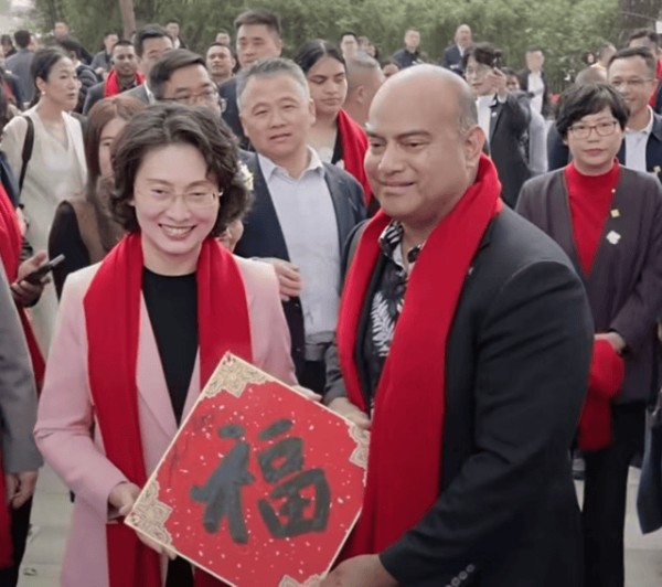 中瑙文化交流添新彩 瑙鲁总统开平寻根体验中国书法