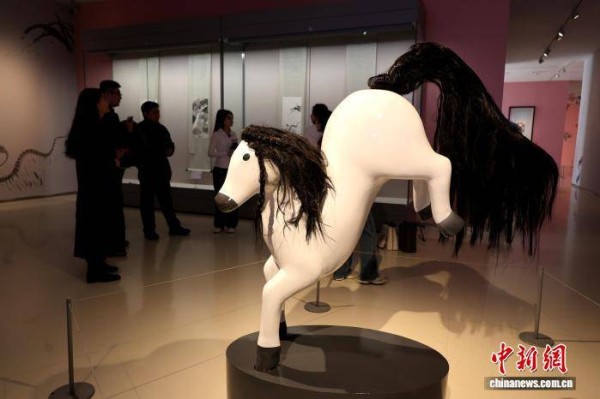 （新春见闻）齐白石《十二属图》山东展出 “马彪彪”文创与原作同框