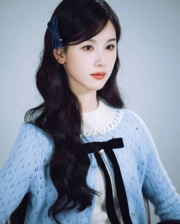 搜狐娱乐讯 近日,陈都灵一组定妆照释出。图中,她穿蓝针织开衫,清甜软萌,少女感十足。