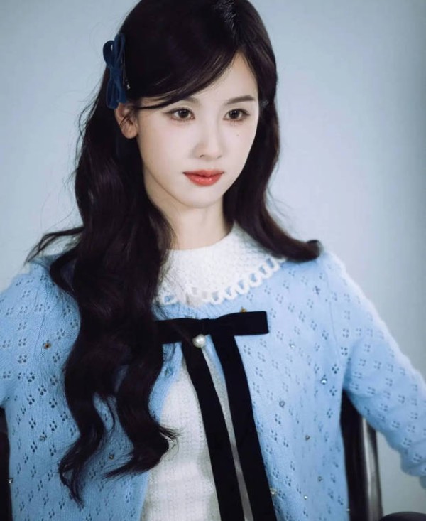 陈都灵直视镜头,气质温婉。