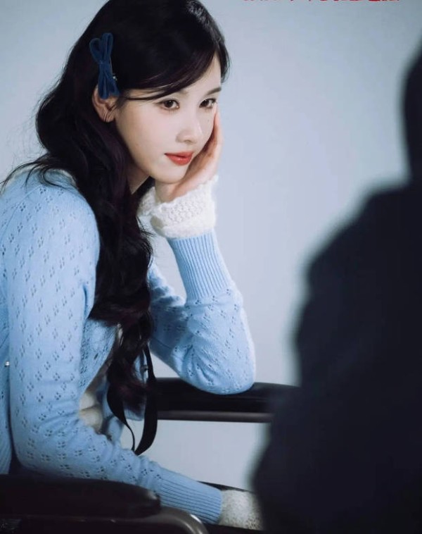 陈都灵侧头托腮,侧颜精致。